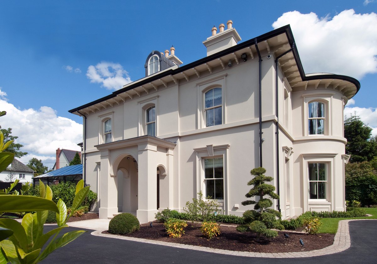 DesEwingArch's tweet photo. Elegantly proportioned city house with stucco finish settles into plot in conservation area https://t.co/oRNPzaIIOb