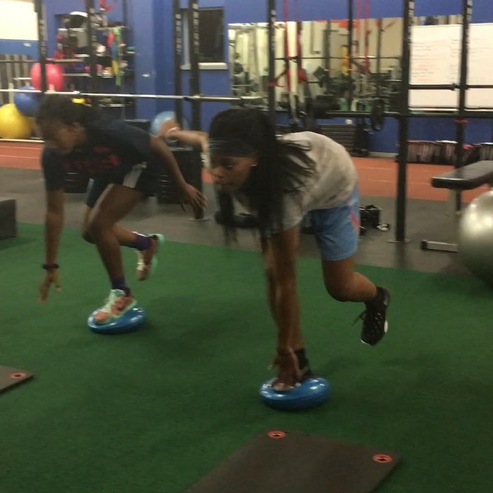 grayfittraining's tweet photo. Dynamic balance improves neuromuscular inefficiency. #wewerk #gravity #discipline #corestr… https://t.co/fgd90JJ6fV https://t.co/KzObRyGnCe