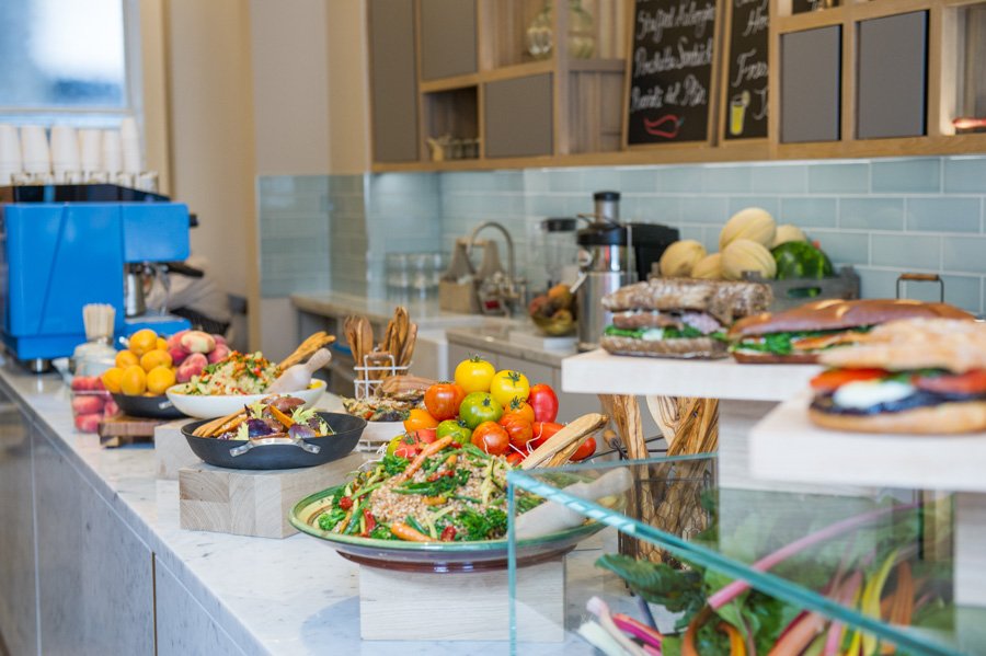 106BakerSt's tweet photo. Enjoy a Mediterranean lunch to go with the Mediterranean weather! #Reclaimyourlunchbreak https://t.co/7oEH7J3ZGf
