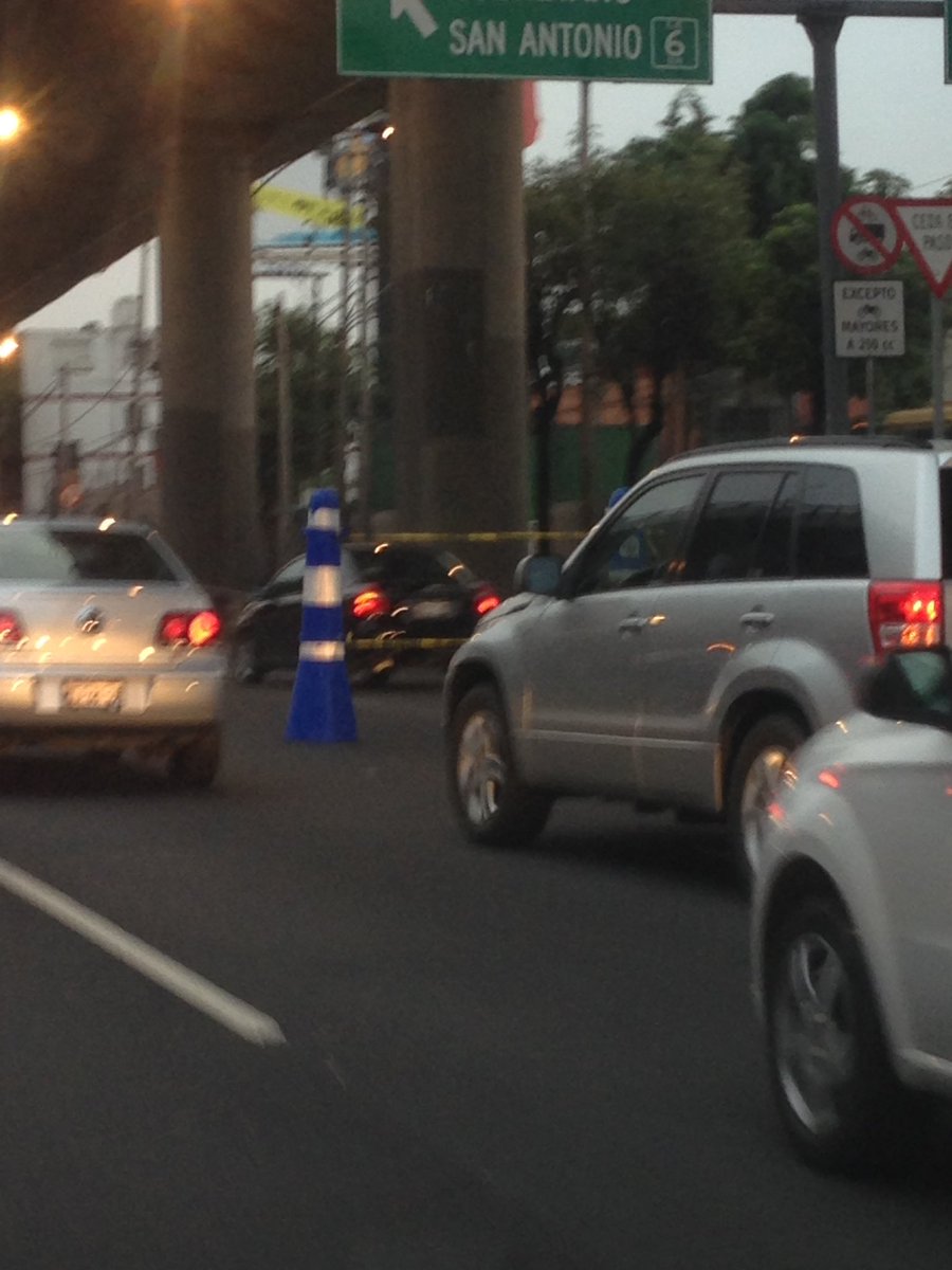 rebecaest's tweet photo. Por favor alguien explique a estas personas q su estupidez de bloquear un carril central genera caos vial @retioDF https://t.co/WCoymV3Yqp