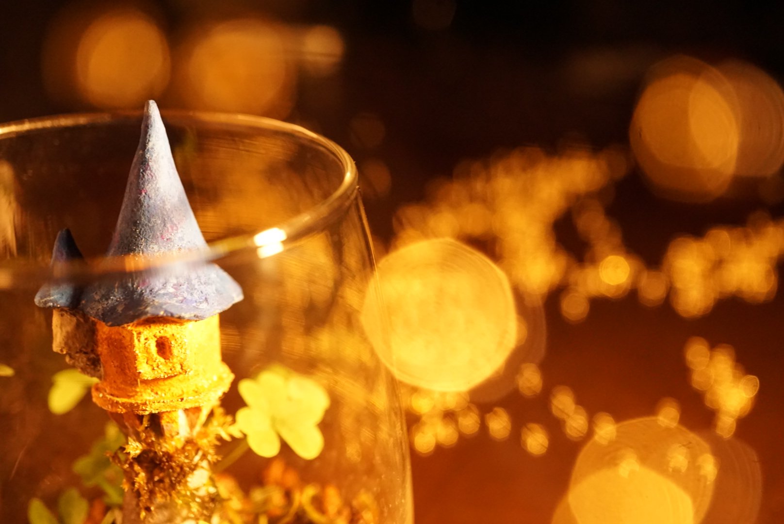 かーくん もっかいラプンツェルのランタンのシーン撮影してみたw手前に糸で吊るしてピントを塔に当てて光をぼかしてみました あんまし変わらんかな ファインダー越しの私の世界 ラプンツェル ディズニー テラリウム T Co Vqydj65ijn