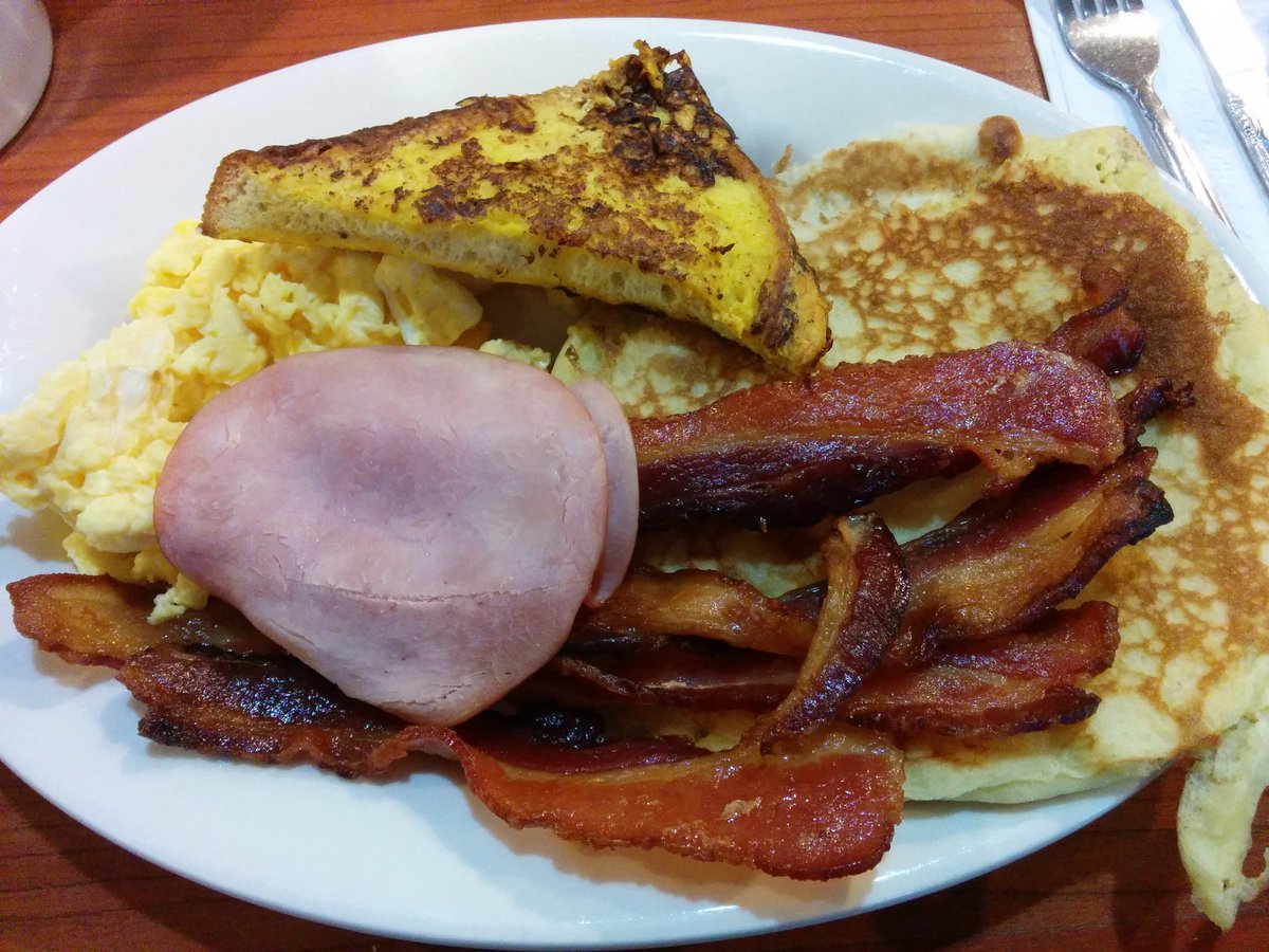 Kirby886's tweet photo. No Belgian Waffles, but still quite well. I think I like American breakfast. #CaptainInAmerica https://t.co/nDcIxeYAAt