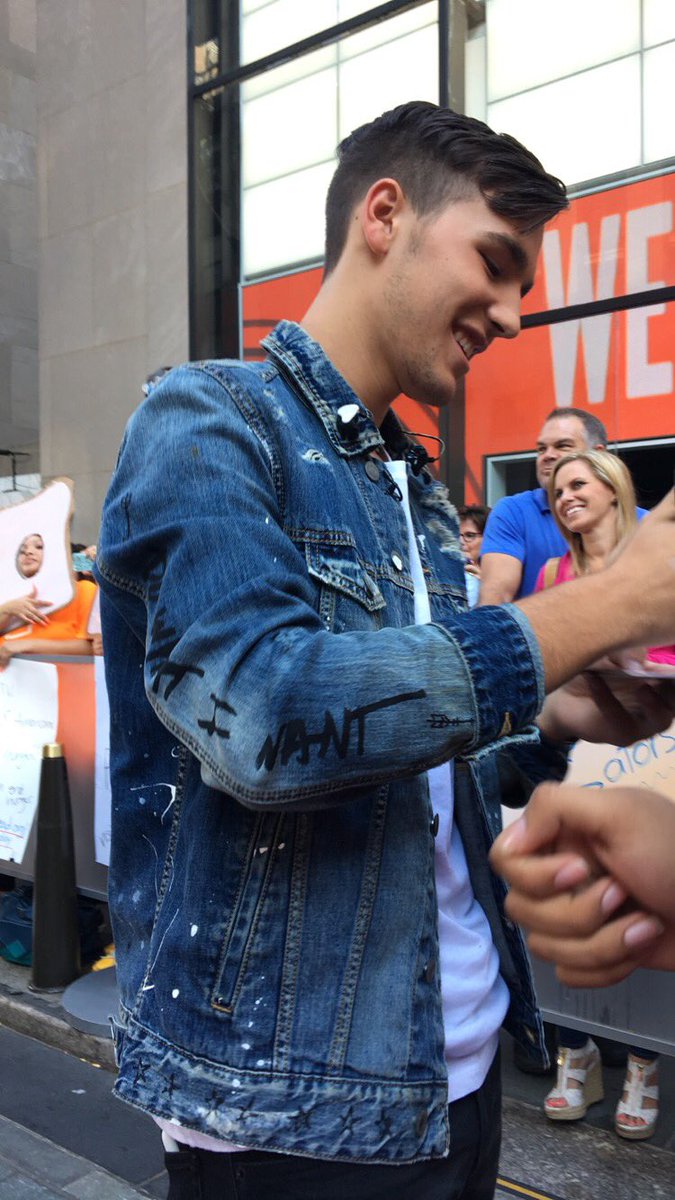 JacobWUpdatesEU's tweet photo. Jacob meeting fans outside the venue this morning (via: @jkillatime) #jacobontodayshow https://t.co/rbMYcbZyU9