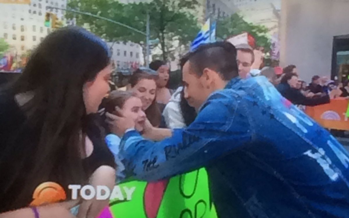 JacobWUpdatesEU's tweet photo. Jacob meeting fans outside the venue this morning (via: @jkillatime) #jacobontodayshow https://t.co/rbMYcbZyU9