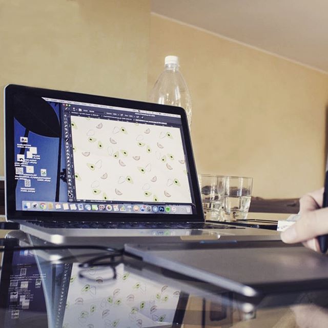 babeelab's tweet image. Barbara tried to pick up her laptop with wet hands. That&apos;s what she gets 😰 #brokenmac #tears
instagram.com/p/BKVk8m6AIEh/…