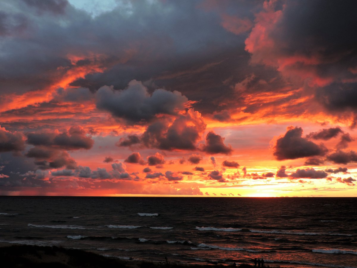 skipper99g's tweet photo. Lake Michigan is still there and a fabulous sunset. #Lake Michigan https://t.co/tXGeFPYjso