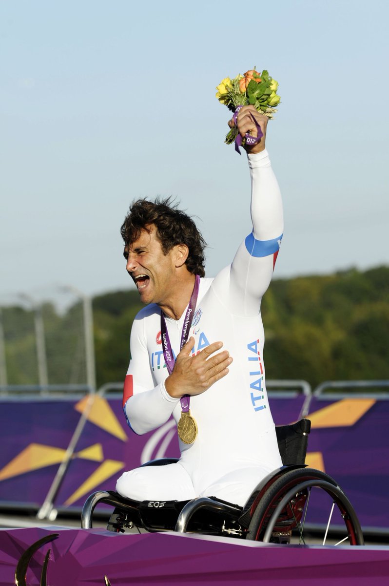 ORO!!! Alex #Zanardi sempre più nel mito... Che batticuore... Immenso! #Rio2016
