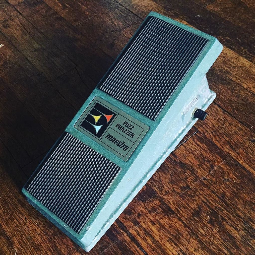 AlbatrossMusic's tweet photo. Best pedal ever made! ✌️ #maestro #fuzzphaser #eddiehazel #lp2 #ontherun https://t.co/V0lSljaeMf https://t.co/kGdP74OhuU