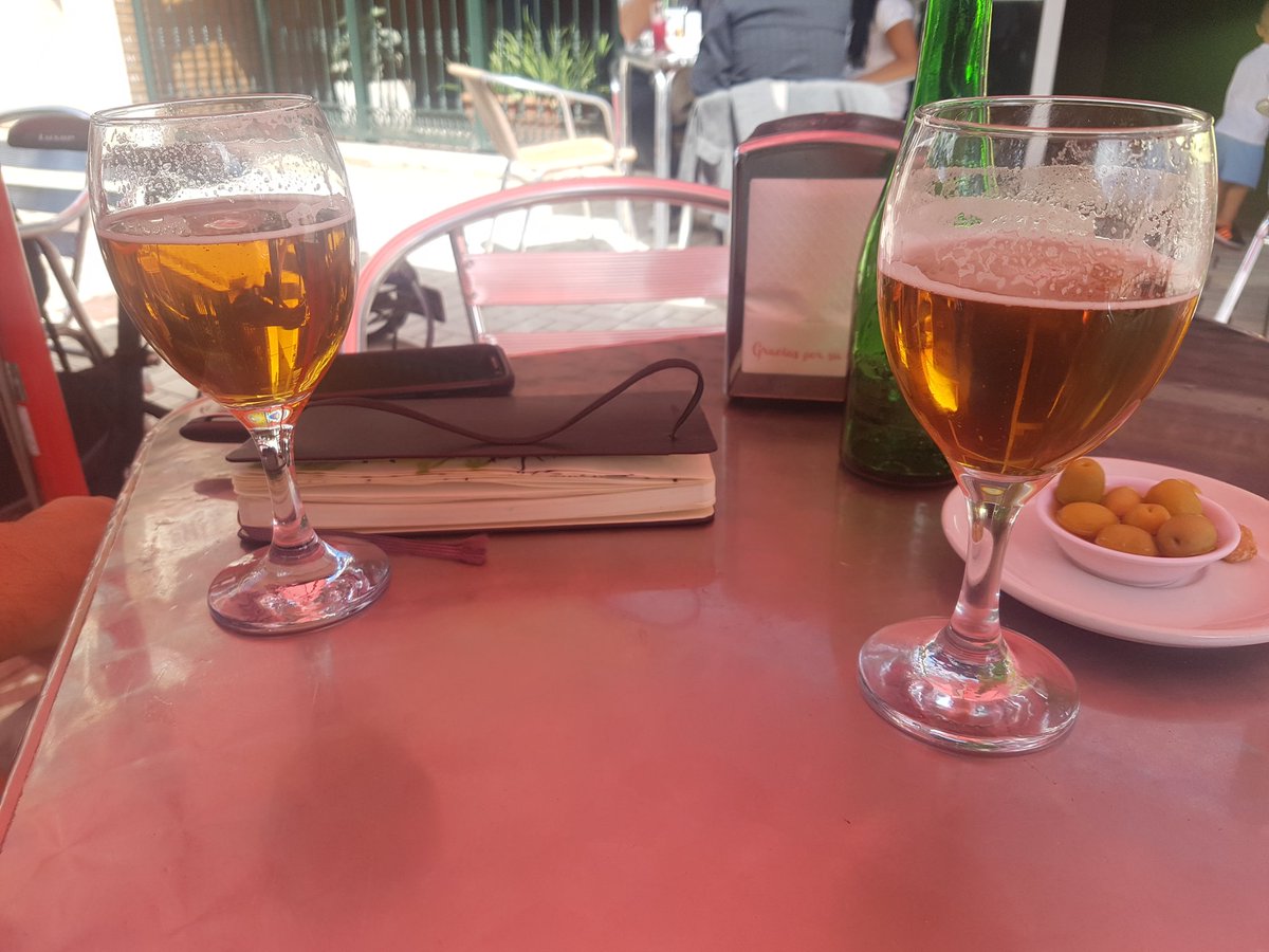 AlbertoTECGms's tweet photo. Una libreta y dos cervezas. Método universal de entendimiento. Gente interesante en @malagamotion. :) https://t.co/441mMlygkN