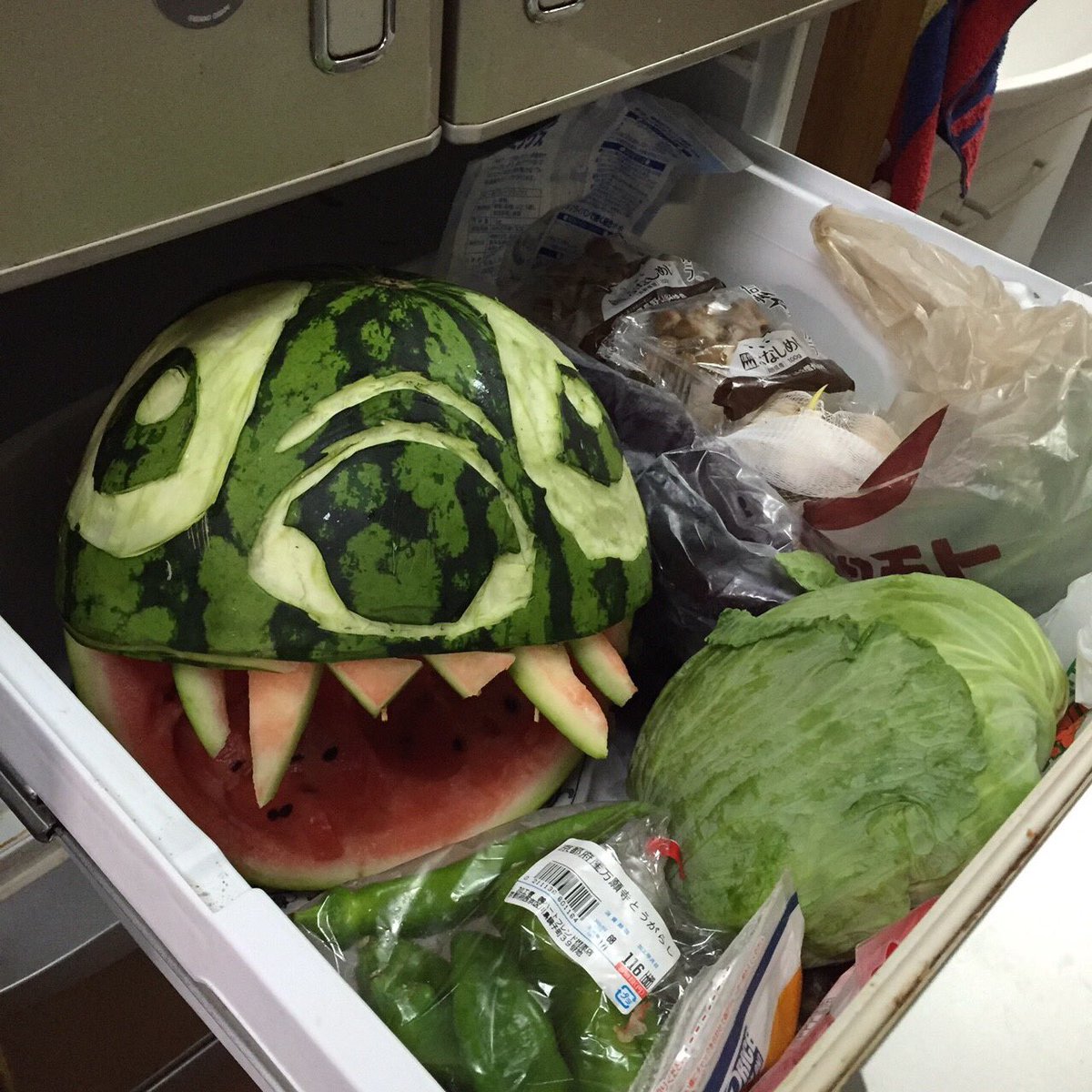 ru5bro222's tweet photo. 携帯復活しました〜！
ってことで…記念に？？ではありませんが。
どデカイおばけスイカ🍉アート
食べるのもったいなかったけど…
がっつりいただきました…とさ。 https://t.co/5wsM7l8dZf