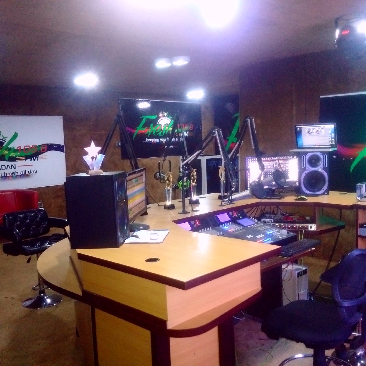 freshfmibadan's tweet photo. Let's get back on track.. The Research Idol is around.. #Gbewonrin wil be coming up by 5pm with @paj1idol https://t.co/VcwZFz81Su