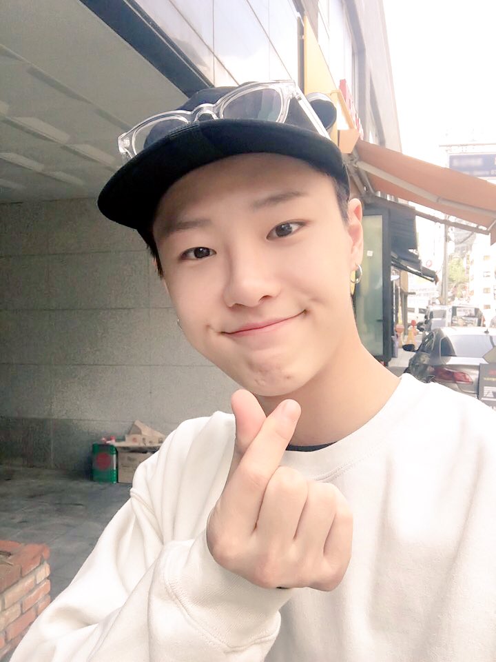 UNIQ_5's tweet photo. [#니꾸PD] HAPPY UNIQ 700 Days 🎉
#유니크데뷔700일 #셀카선물왔어요 #추석연휴도_잘보내세요 #승연 #이보 #동생팀set https://t.co/Bra3TH7uxD