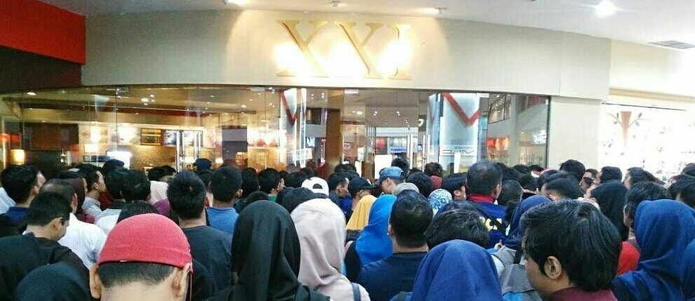 keren nih di STUDIO XXI BANJARMASIN 😀 antrinya keluar XXI 👍 <a href="/FalconPictures_/">Falcon Pictures</a>