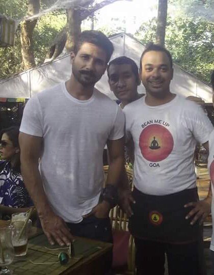 shahidkapoorFC's tweet photo. PICS - Unseen fan clicks of @shahidkapoor in cool casual avatar in Goa 💕💖 https://t.co/5gPZYWtFmG