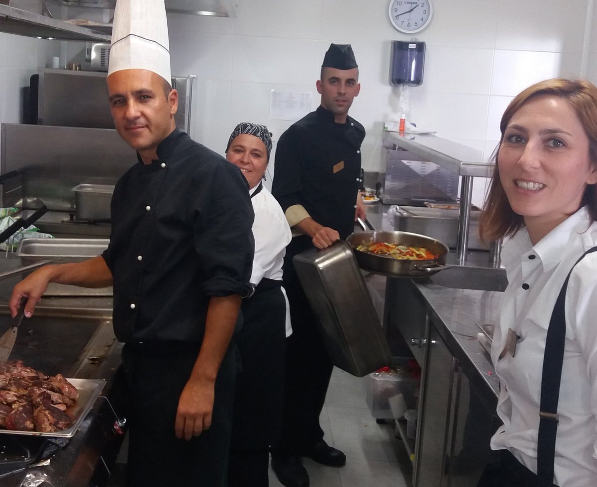 AFernandezGere's tweet photo. Agradecer al gran equipo de compañeros de cocina y a Paco nutricionista del Granada c.f.  por su exquisito trabajo https://t.co/kZvOQ9PpJy