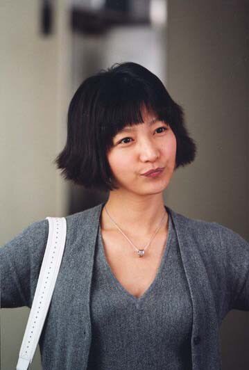 영화 <싱글즈>. 주인공들의 나이가 29살인 것도 충격이지만 장진영 패션은 더 충격이다. 입는 옷 하나하나가 다 예쁘다.ترجمة المنشور