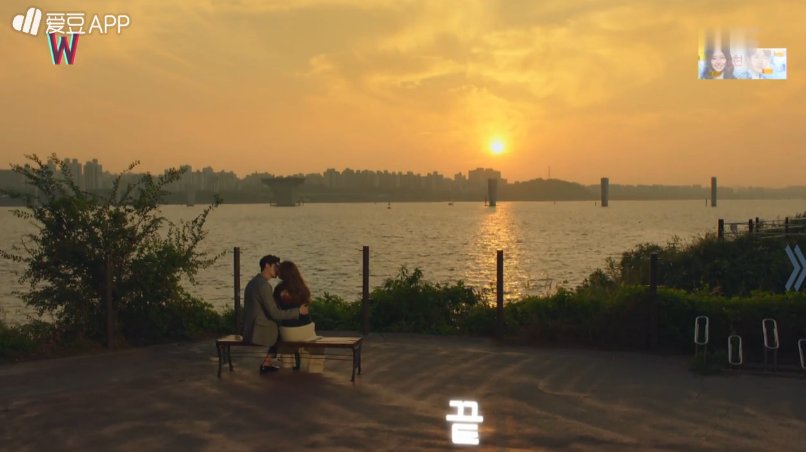TheDramaKorea's tweet photo. Writer-nim baiiiiik bangeeetttt. Bye Kang Chul. Bye Oh Yeon Joo. Bye W. Kalian luar biasaaaa!!! #WFinale https://t.co/buZETbkI8K