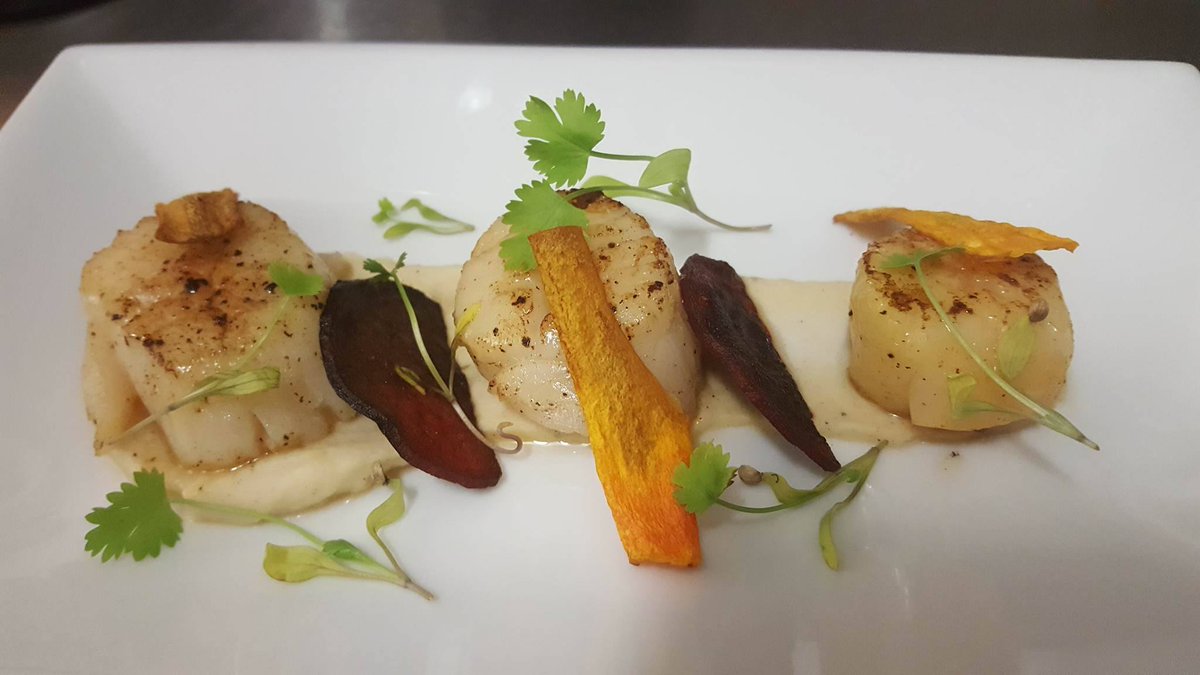 BathLodgeCastle's tweet photo. Chef Tomi's special entree: Pan fried scallops with celeriac puree and root veg crisps @BathLodgeCastle @LovingBath https://t.co/GxMit82OY1