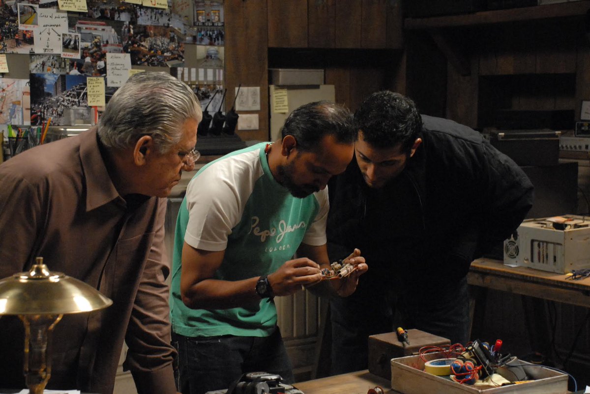 rupindernagra's tweet image. Om Puri and I learning how they used to send text messages before mobile devices. #respectthepast #Ompuri #Kurbaan