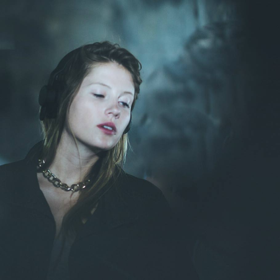 VICEhoroscopes's tweet image. Belgian sensation @CharlottedWitte's THUMP guest mix is a masterclass in tight, taut techno: bit.ly/2cmBRUq