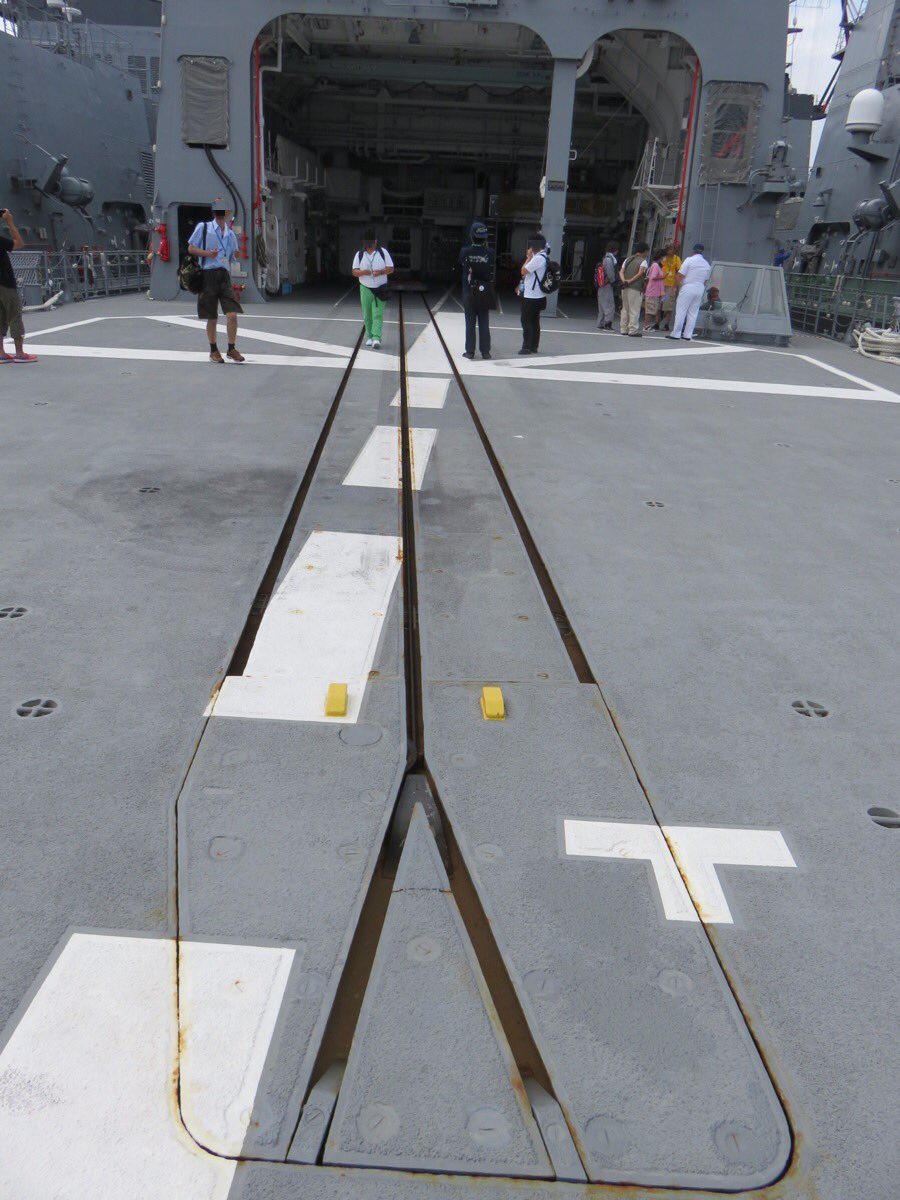ベアトラップと引き込みレール。今更ですが『レールが斜めになってるって事は拘束装置も斜めになる・・・でも着艦表示はまっすぐ。ヘリを着艦させる時は斜めにしないとダメなのかな？』という疑問がわいてきました(^_^;)  ＃護衛艦ありあけ