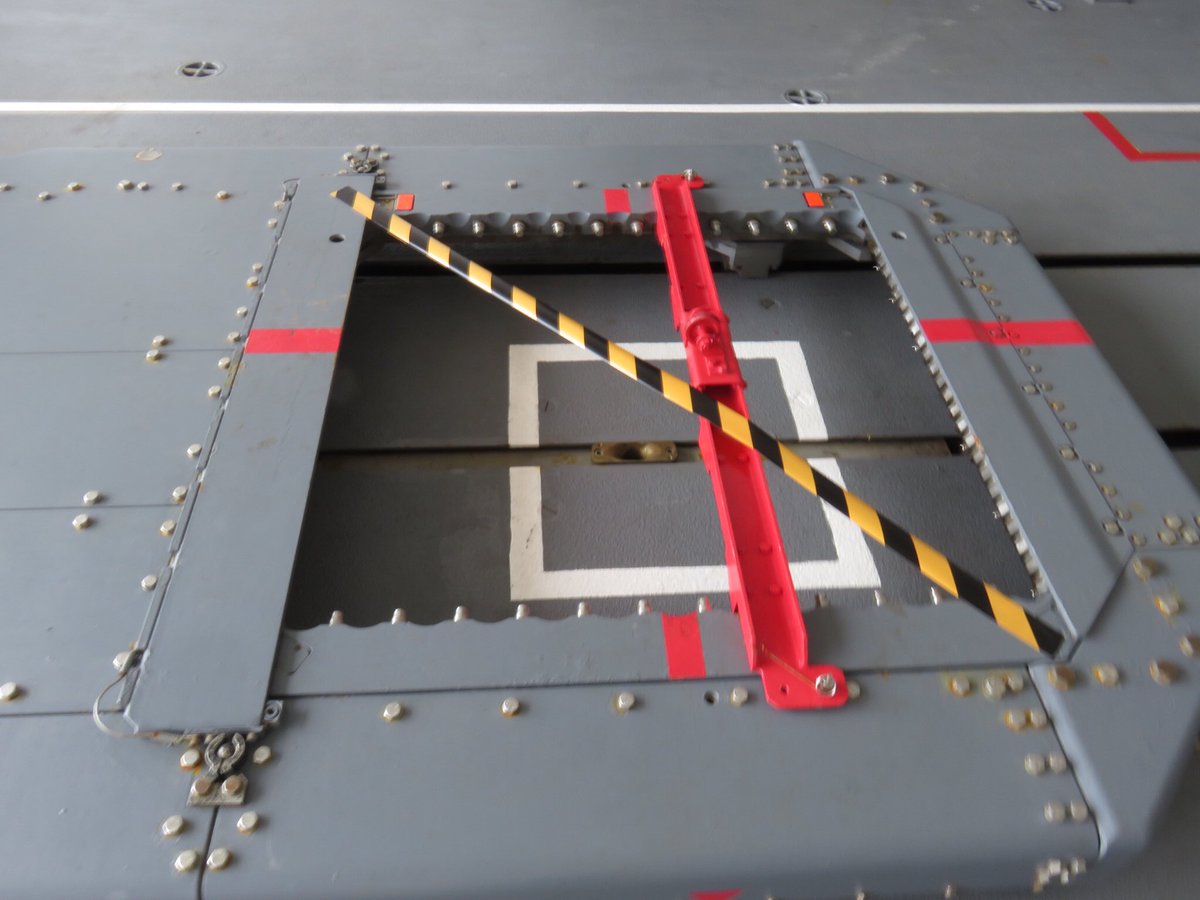 ベアトラップと引き込みレール。今更ですが『レールが斜めになってるって事は拘束装置も斜めになる・・・でも着艦表示はまっすぐ。ヘリを着艦させる時は斜めにしないとダメなのかな？』という疑問がわいてきました(^_^;)  ＃護衛艦ありあけ