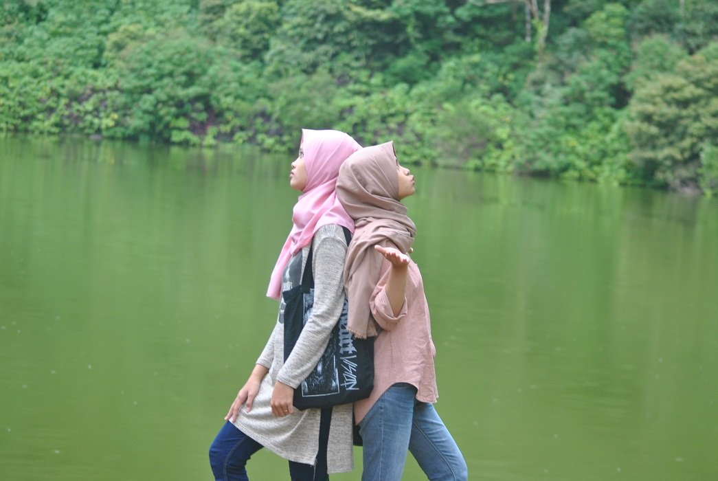 Bersandarlah pd seseorang yg tau dan mengerti akan permasalahan yg  sedang kau hadapi 👭