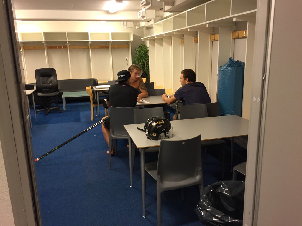 franswillhelm's tweet photo. Genikampen, big time #hockey #dragskott #pantern #madhawk #hockeyallsvenskan https://t.co/DtAnAFzWm1