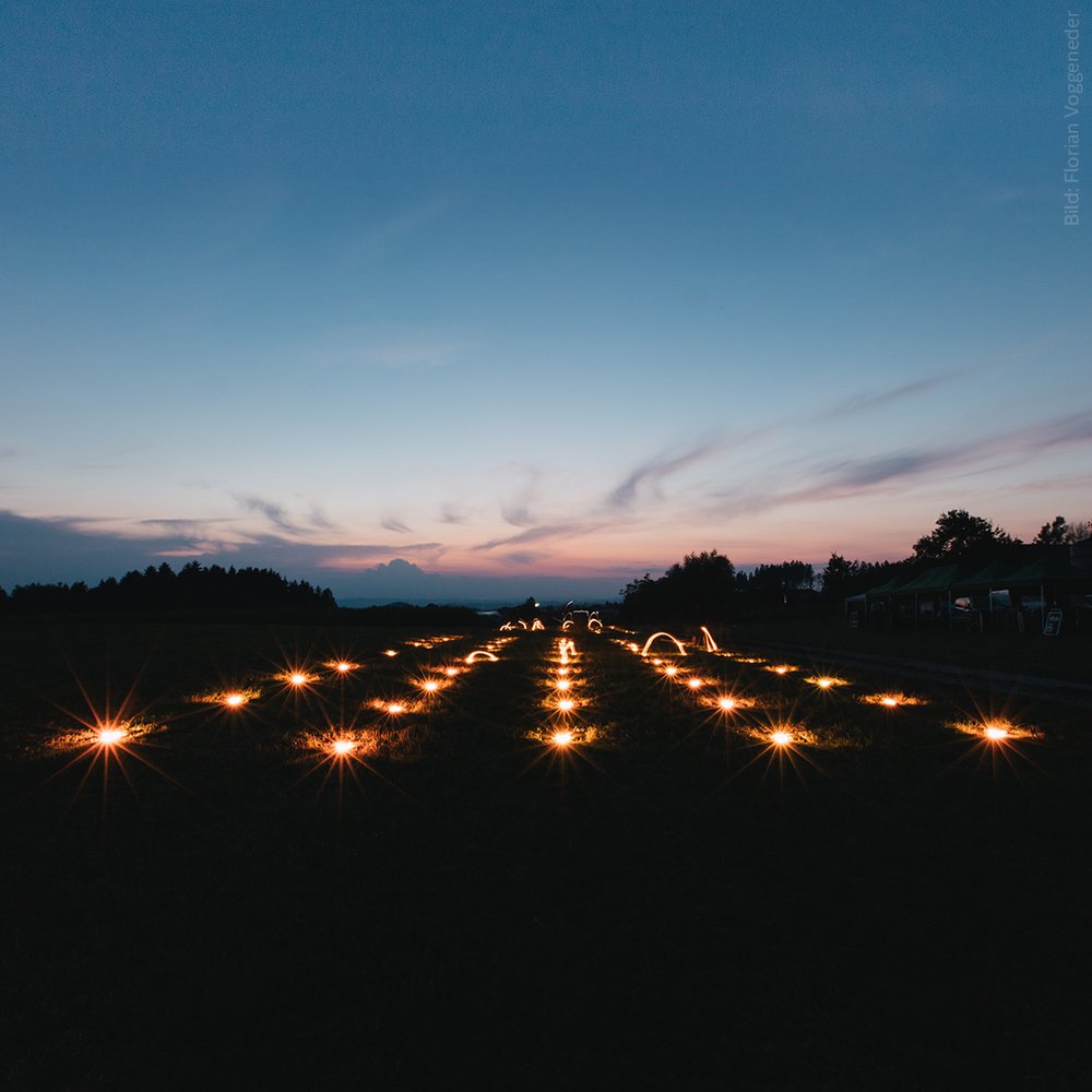 Intel_DE's tweet photo. Intel #Drone100: Hier findet ihr die schönsten Bilder der Drohnen-Show → https://t.co/kHEedueOAd @ArsElectronica https://t.co/VDWtCt5Njd