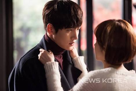 Ceciliaesguerr5's tweet photo. No relationship is always sunshine, but you can share in one umbrella to survive the storm 😙 #HealerSearchForTruth https://t.co/JxTSd3bAAV