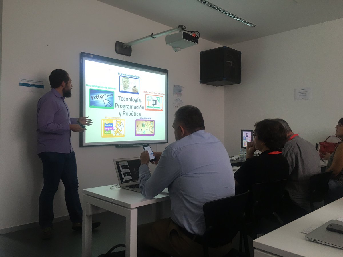 innovacion_edu's tweet photo. La @FundCreate explica su colaboración con centros madrileños en "Tecnología, Programación y Robótica" #edinf2016 https://t.co/VGBOLrOoWR