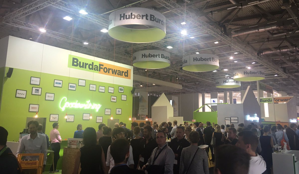PixelNet_de's tweet photo. Tolle Gespräche, neue Ideen und Eindrücke und ein kühles Kölsch auf der #dmexco #pixelnet sagt Prost https://t.co/5FJbl8JuEc