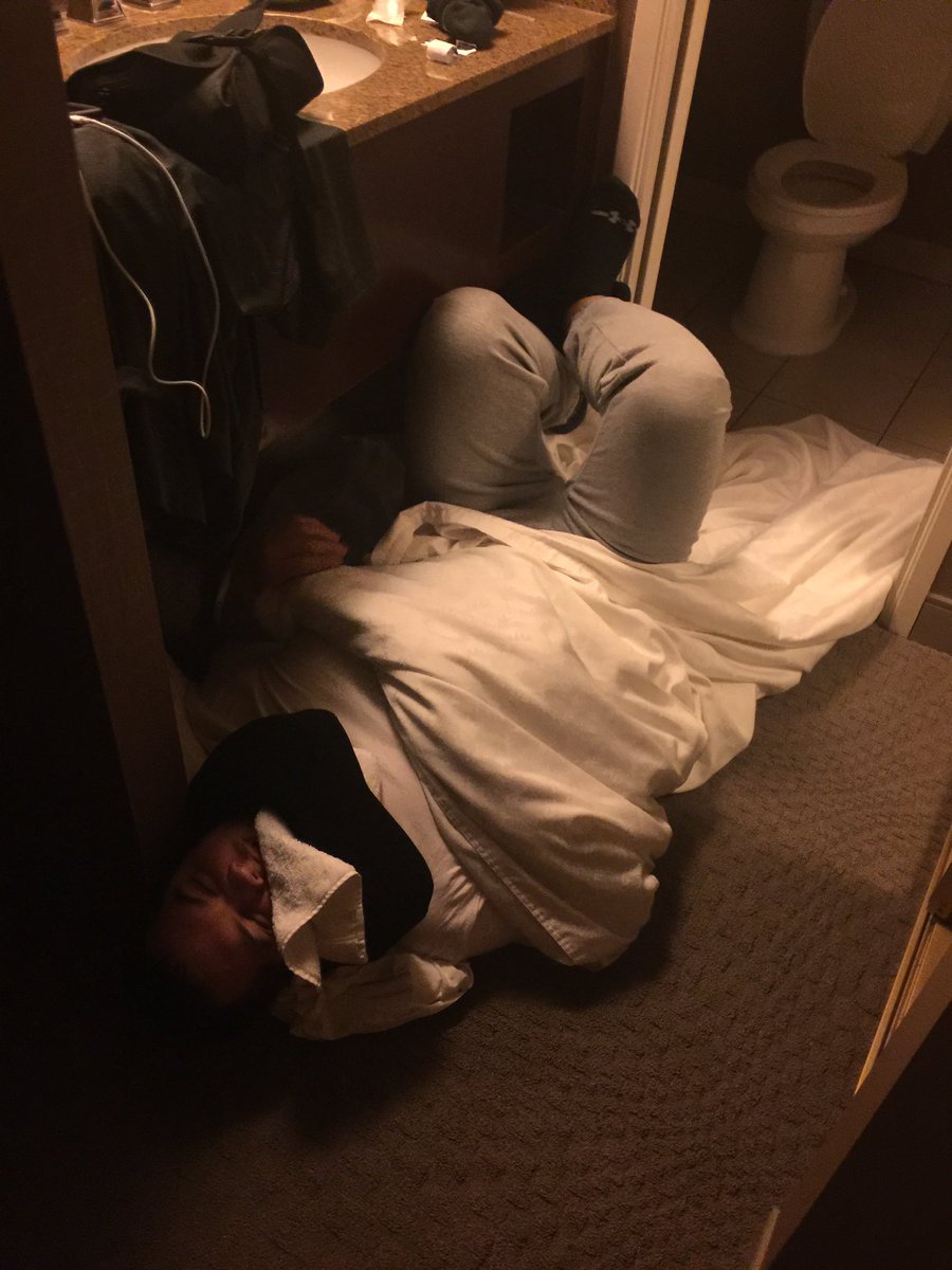 Spr1nkles's tweet photo. @Attack Nothing to do in Anaheim.....😉 #savinghimforlater https://t.co/dzrCqdmLV1