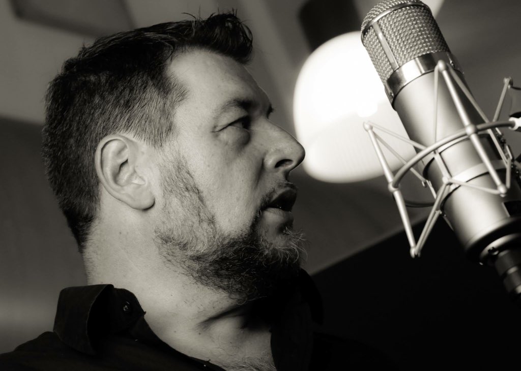 sottoilmare's tweet photo. Giorgio Carraro singing #franksinatra #crooner #recording #tubemicrophone #ribbonmic https://t.co/OIlZybx2LW