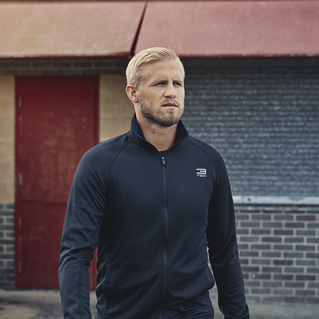 JackandJonesTM's tweet photo. The best way to start Champions League – with a win! Congrats to @kschmeichel1 and @LCFC ! #CL #lcfc #jjtech #CluLei https://t.co/YvoXpZOZW7