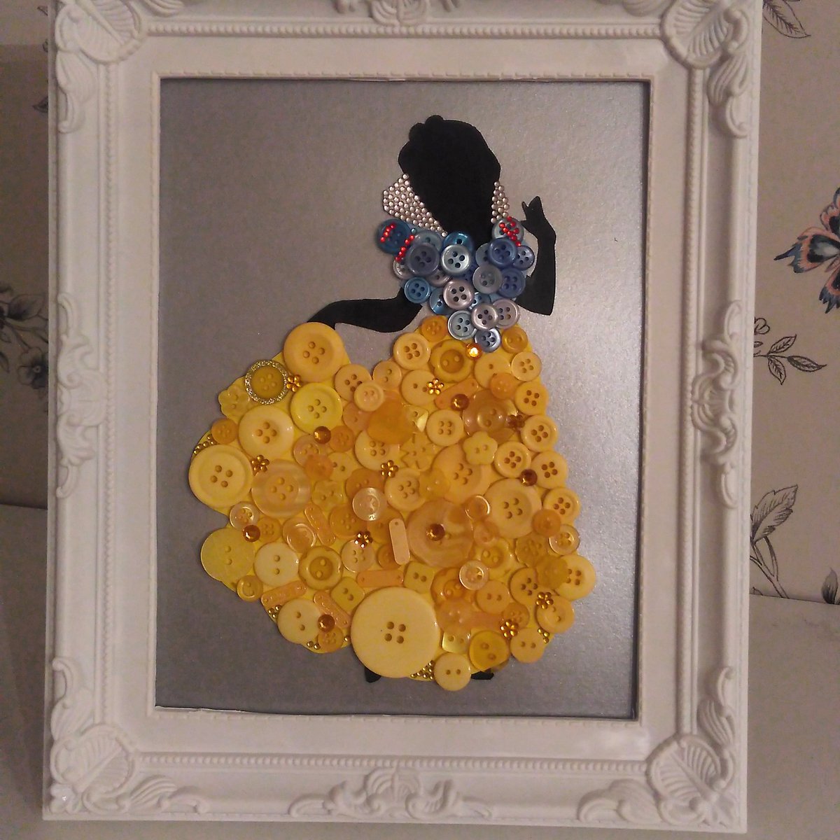ClaireGladman's tweet image. I&apos;ve had a busy evening... #snowwhite #buttoncraft #clairescraftboutique