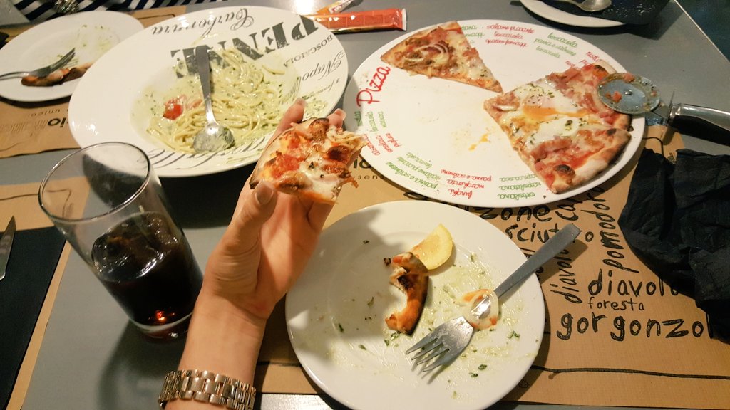 sofia_lh29's tweet photo. Somos unas gordas @albamaestre @verfel1546 https://t.co/BepOcaSzsy