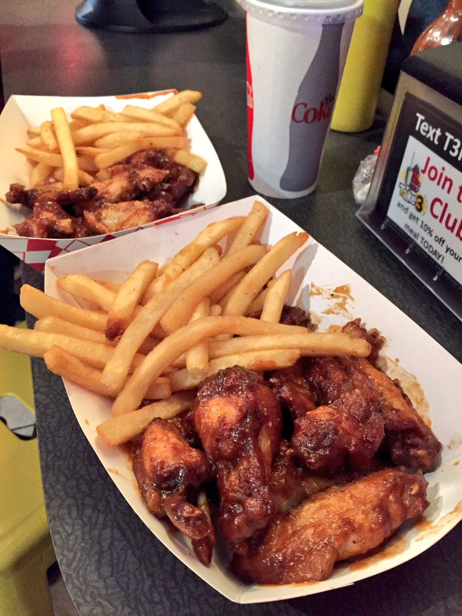 EatLuvPlay's tweet photo. #Powamekka Hennessy apple butter wings were worth the 2 and half hour wait! #TupacShakur @fresnodowntown https://t.co/ScvPYYBerw