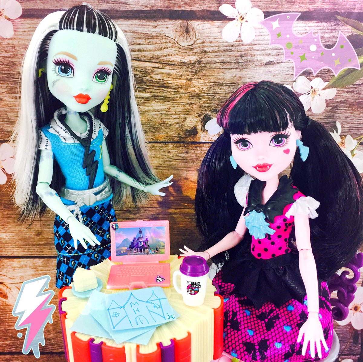 chaymiecreates's tweet photo. This meeting is now in session! โก๏ธ๐๐ค๐๐ป #MonsterHigh #WelcomeToMonsterHigh #HowDoYouBoo @monsterhigh โจ https://t.co/1BkAsgExPc