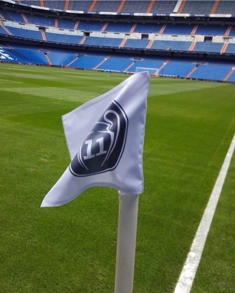atooca's tweet photo. Un banderín de córner del Bernabéu y un banderín de córner del Calderón https://t.co/nOBd6K2HES