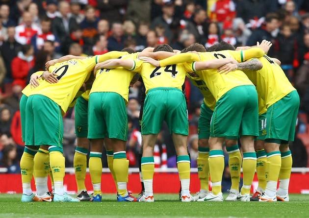 SundayShoutsFC's tweet photo. If your team get in a huddle before the game, you're a bunch of pricks! 

Pass it on! https://t.co/0TeCpgyGoe