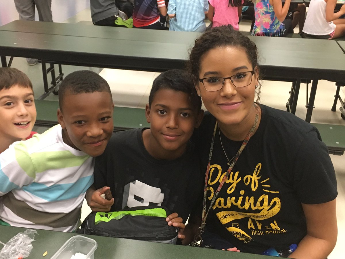 #DayOfCaring AHS junior eating lunch with her little brother😊
#OrioleTweets #AvonJuniorDay