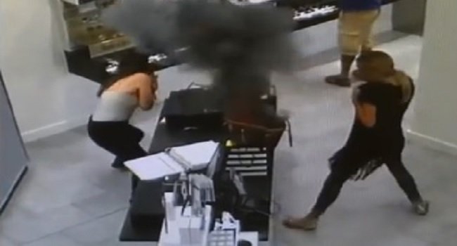 LastVideo's tweet photo. Une cigarette électronique explose dans le sac d’une femme
https://t.co/4dRd2f9t1t https://t.co/r83kgnczZz