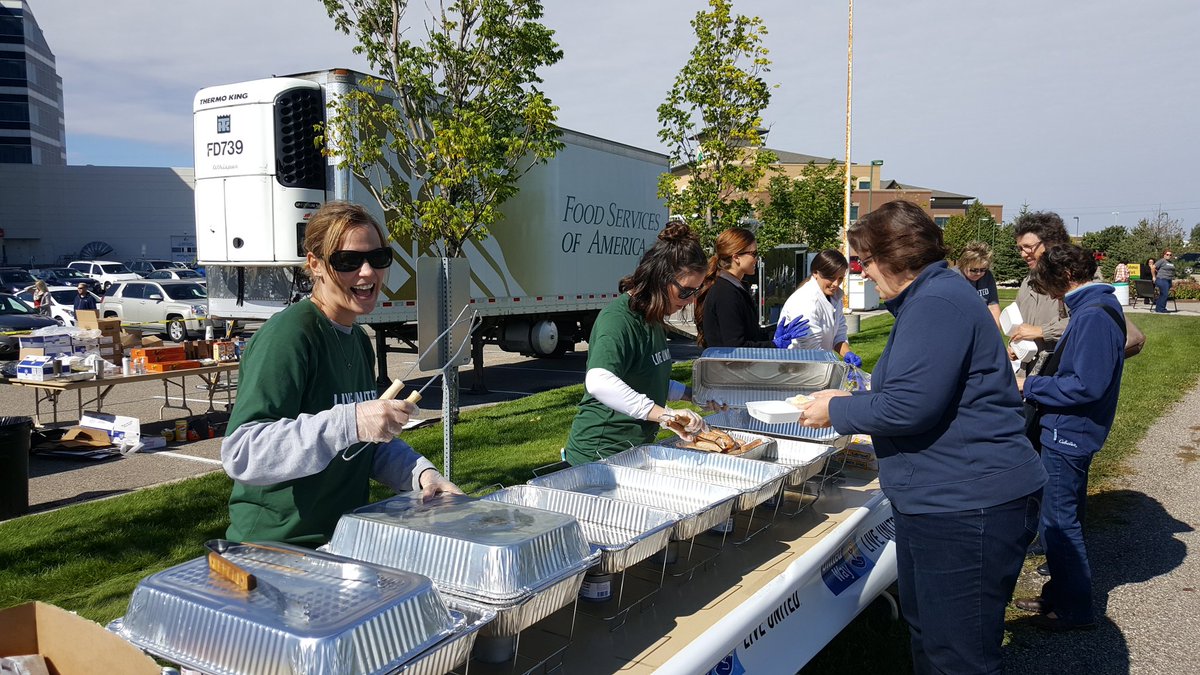 GreenStrCasey's tweet photo. Beautiful day to serve lunch at @sundogtweets  with @UnitedWayFargo! 
Enjoy the day!  Enjoy the lunch! https://t.co/9spKwylnM7