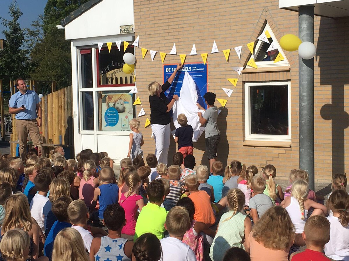 De scholieren van OBS de Twilling in Stiens spelen voortaan op een #Schoolplein14! <a href="/lutzjacobi/">Lutz Jacobi</a> voltrok de opening.