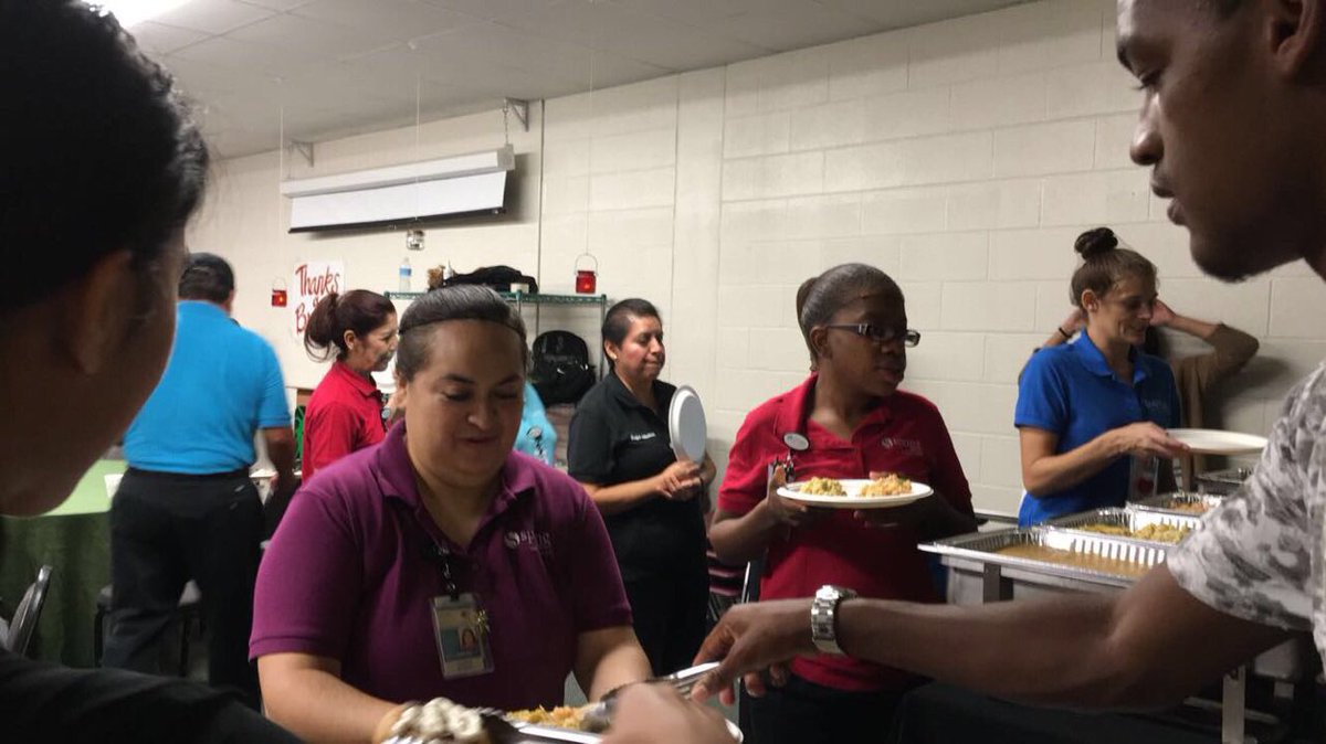 denicedtea's tweet image. Spring High School&apos;s National Honor Society serve brunch for the lunch ladies! #SpringNHS #WeAreSpring