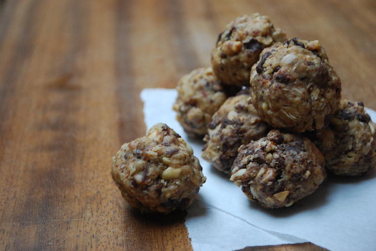 cookthemhealthy's tweet photo. Need an energy boost? This simple &amp; delicious fudgey snack is packed with protein &amp; energy: https://t.co/xr16P8EWwG https://t.co/r0FTatT2vN