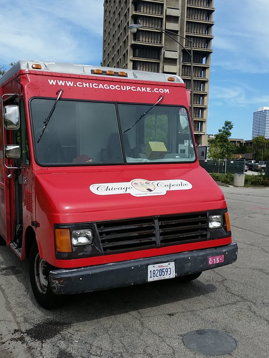 We are here at UIC this afternoon working alongside <a href="/GoBootler/">FoodBoss</a> come check out their awesome app and grab a cupcake!!