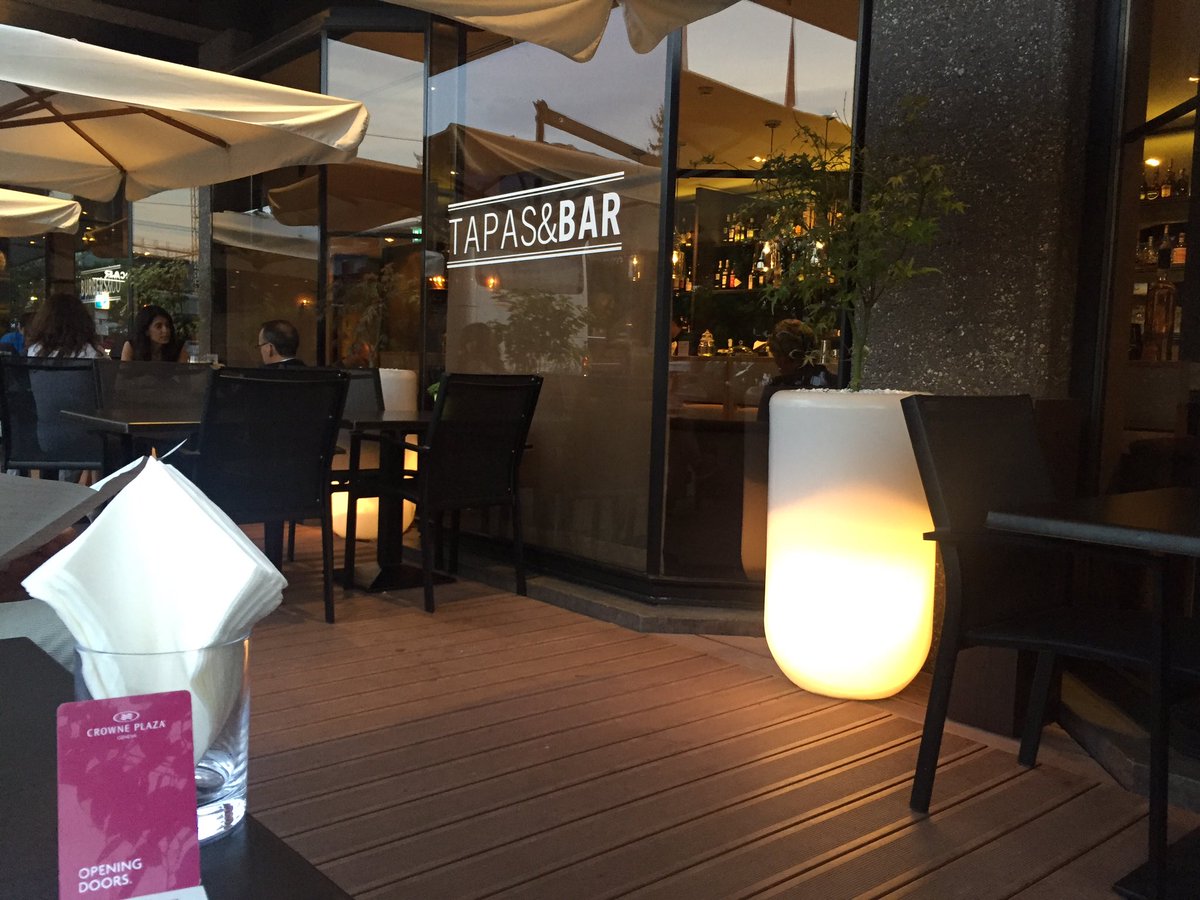 pugzies's tweet photo. Love you #crowneplaza #softbeds and #tlc https://t.co/egkQKHewwX