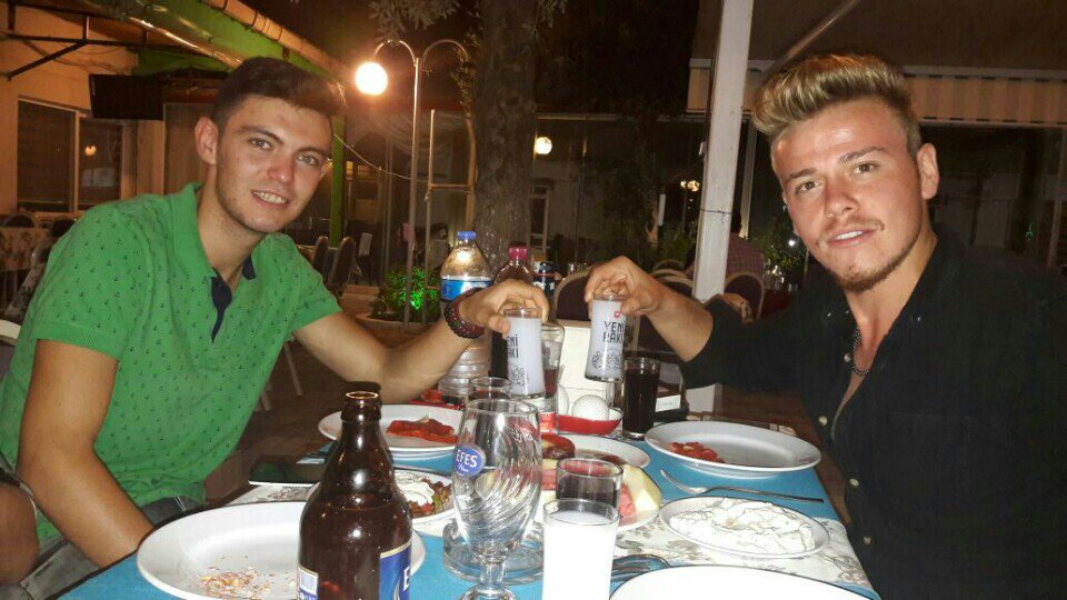 SerkanF118696's tweet photo. Yılların dostuluğu üzerine 😉😀 (@ Çamlık Restaurant in Gonen, Gönen w/ @ballporsugu) https://t.co/QAChcMBrg9 https://t.co/01vCCo43sv